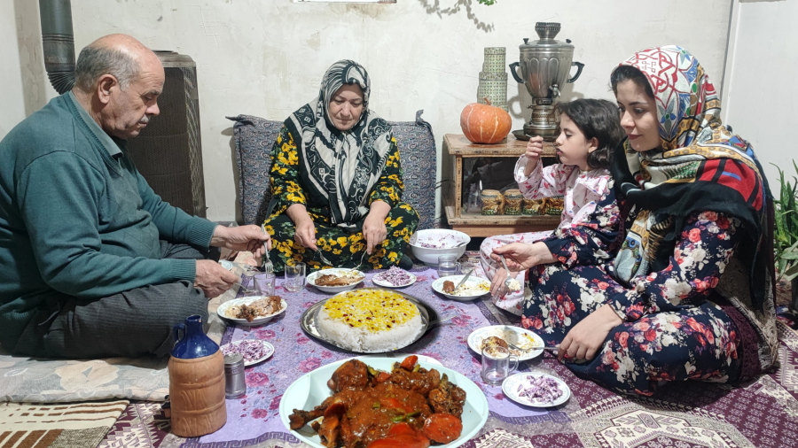 باور نخواهید کرد چگونه انار و زرشک طعم خورش مرغ را بهتر می کند