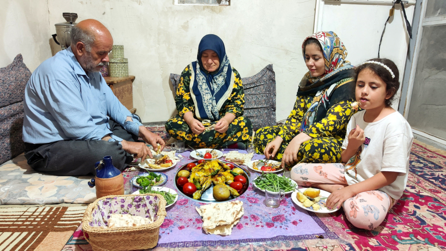 پخت مرغ با روش سنتی روی سنگ؛ عطر و طعمی فراموش‌نشدنی