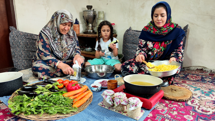 پخت گوشت و سیب‌زمینی به روش سنتی و آماده‌سازی ترشی خانگی