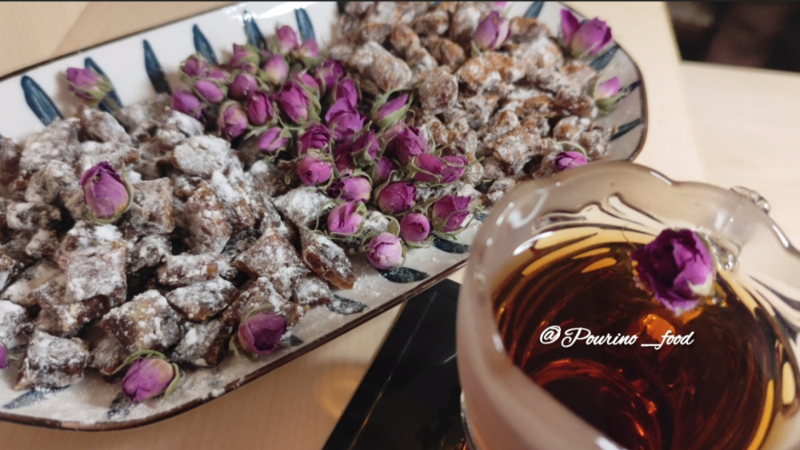 خرمای کنار چایی رو ساده دوست داری یا دارچینی؟