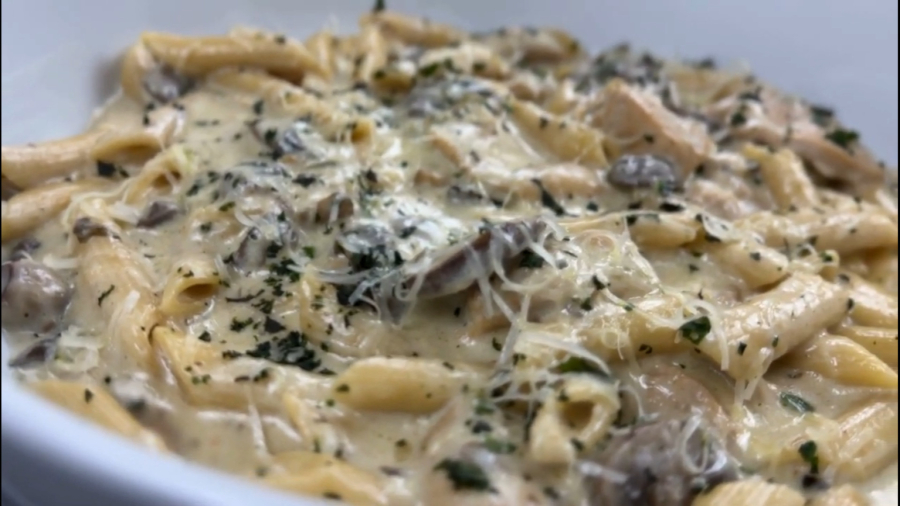 طرز تهیه پاستا الفردو قارچ و خامه و مرغ برای ۴ نفر