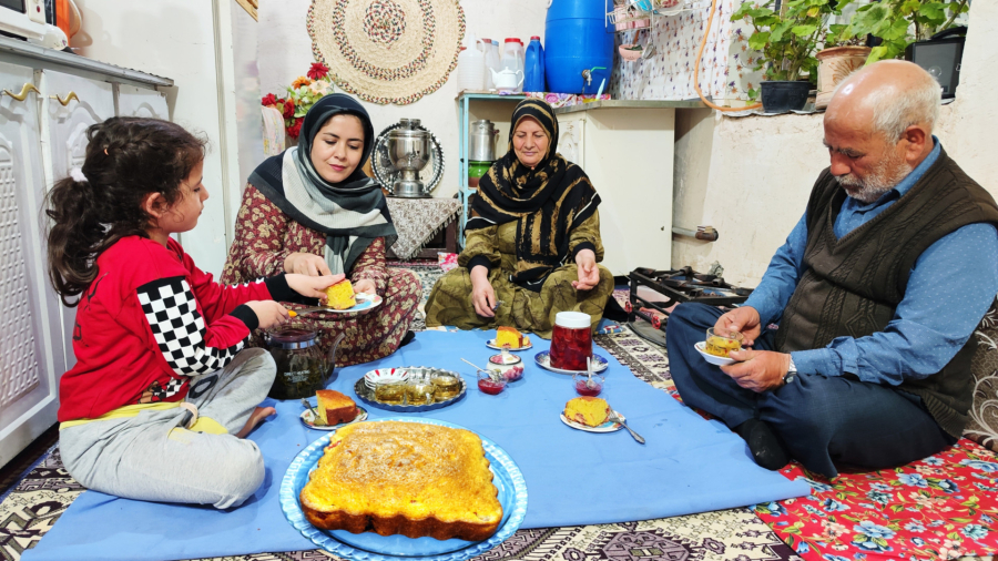 دستور پخت با استفاده از مربای توت فرنگی! پخت مربای توت فرنگی و کیک در روستا