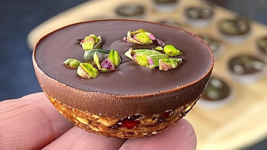 آموزش طرز تهیه توپک های انرژی زای شکلاتی با مغزها و میوه خشک (بدون پخت)